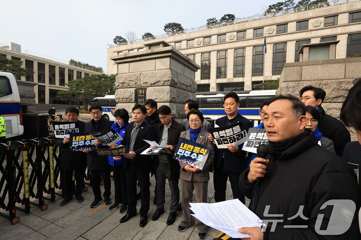 (서울=뉴스1) 박정호 기자 = 더불어민주당 국회 산자위-농해수위 위원들이 21일 오전 서울 종로구 재동 헌법재판소 앞에서 윤석열 대통령 즉각 파면을 촉구 기자회견을 하고 있다. …