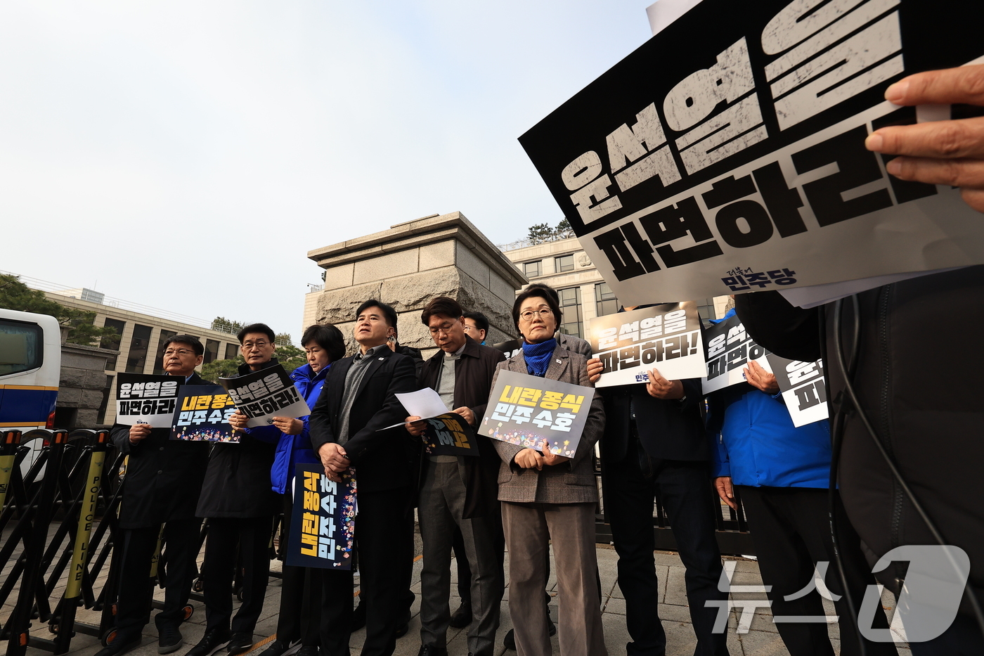 (서울=뉴스1) 박정호 기자 = 더불어민주당 국회 산자위-농해수위 위원들이 21일 오전 서울 종로구 재동 헌법재판소 앞에서 윤석열 대통령 즉각 파면을 촉구 기자회견을 하고 있다. …