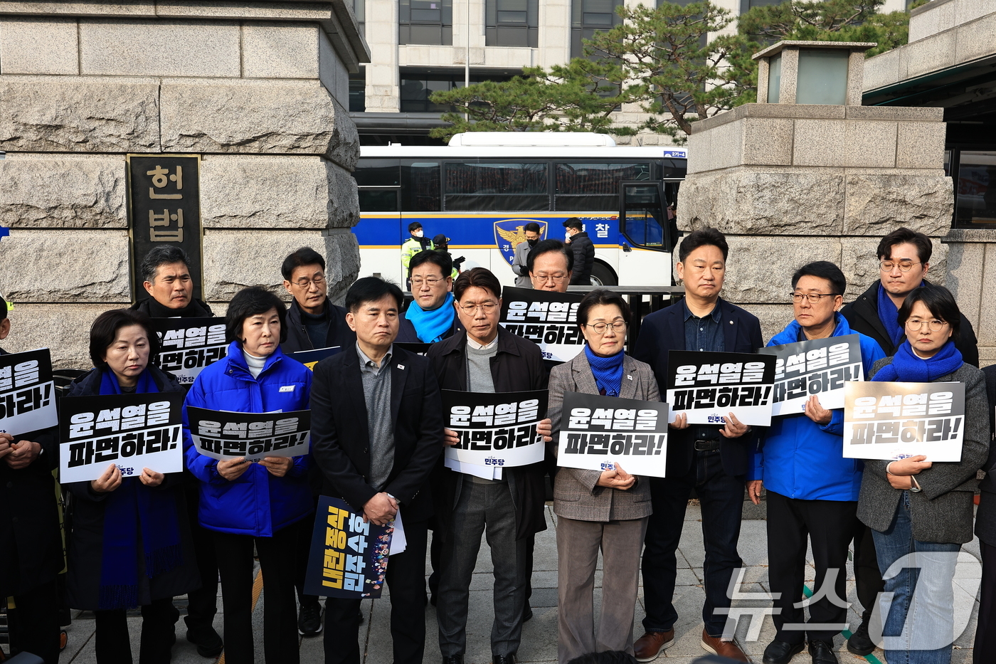 (서울=뉴스1) 박정호 기자 = 더불어민주당 국회 산자위-농해수위 위원들이 21일 오전 서울 종로구 재동 헌법재판소 앞에서 윤석열 대통령 즉각 파면을 촉구 기자회견을 하고 있다. …