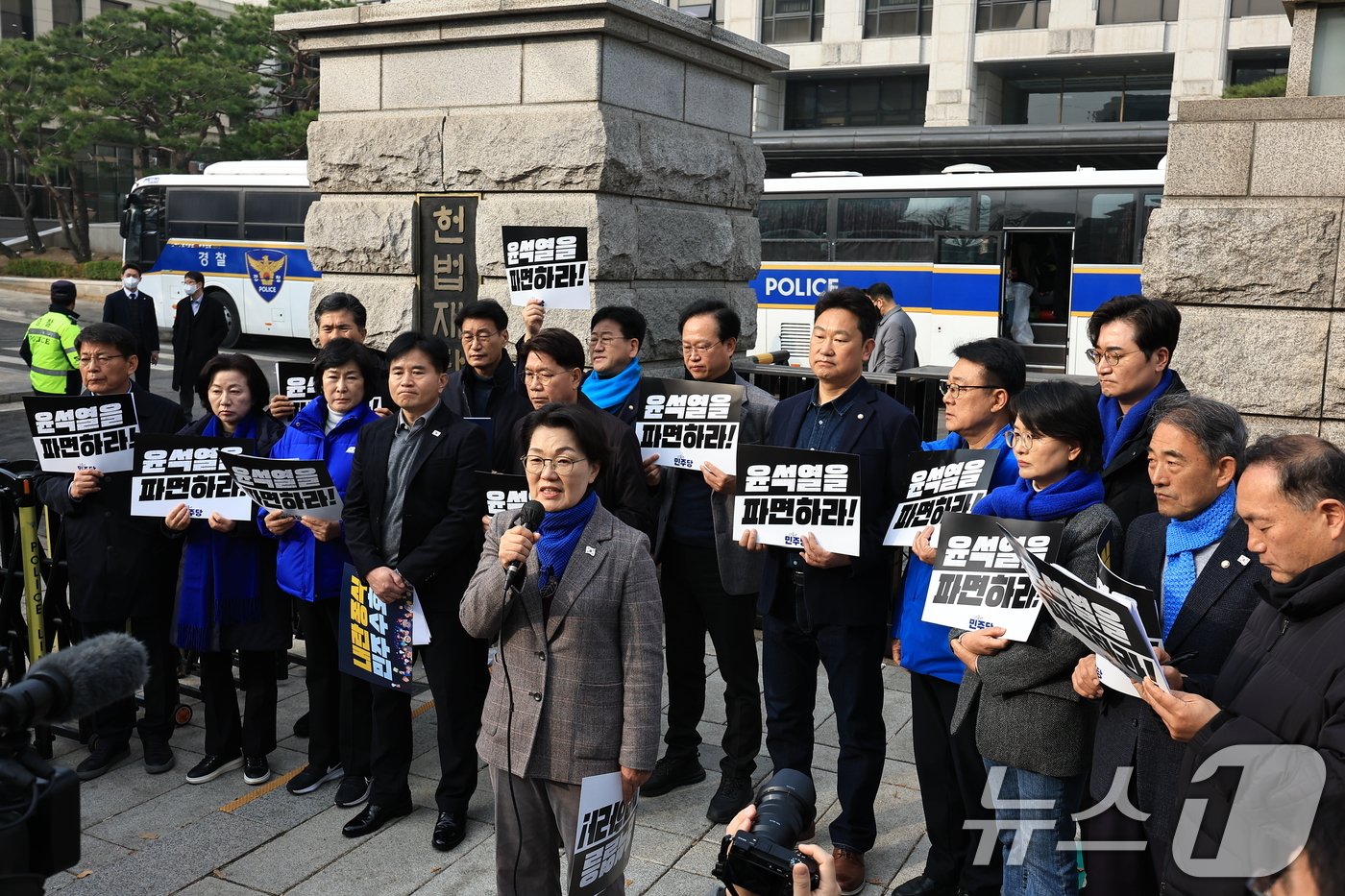 (서울=뉴스1) 박정호 기자 = 더불어민주당 국회 산자위-농해수위 위원들이 21일 오전 서울 종로구 재동 헌법재판소 앞에서 윤석열 대통령 즉각 파면을 촉구 기자회견을 하고 있다. …