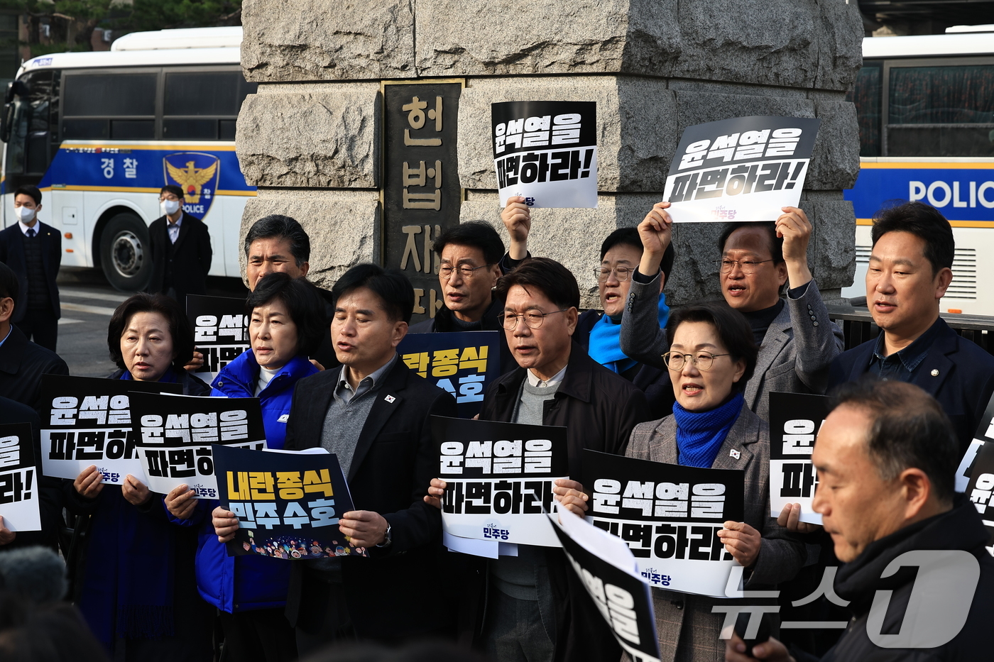(서울=뉴스1) 박정호 기자 = 더불어민주당 국회 산자위-농해수위 위원들이 21일 오전 서울 종로구 재동 헌법재판소 앞에서 열린 윤석열 대통령 즉각 파면을 촉구 기자회견에서 구호를 …