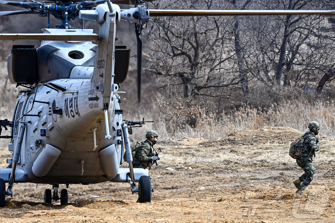 (서울=뉴스1) = 한미 해병대가 3일부터 21일까지 포항,포천,파주 일대 훈련장에서 25-1차 KMEP 연합보병, 제병협동훈련을 실시했다고 21일 밝혔다.사진은 한국 해병대 장병 …