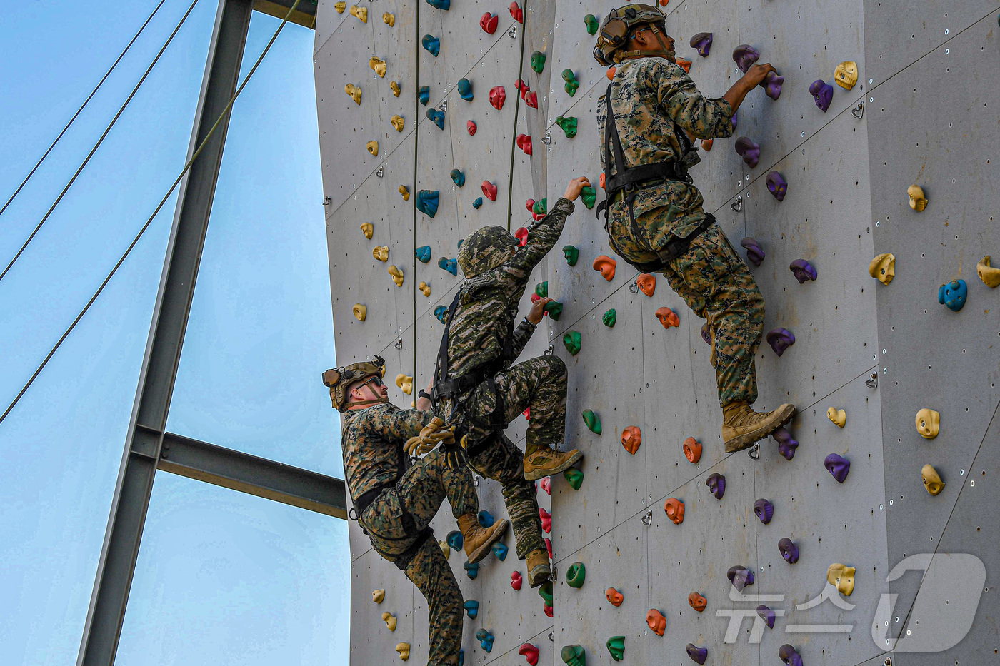 (서울=뉴스1) = 한미 해병대가 3일부터 21일까지 포항,포천,파주 일대 훈련장에서 25-1차 KMEP 연합보병, 제병협동훈련을 실시했다고 21일 밝혔다.사진은 한미 해병대 장병 …