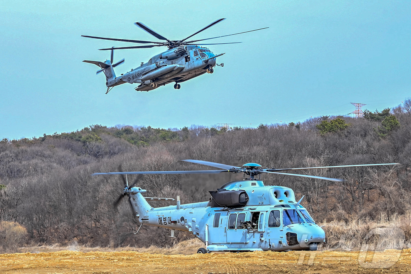 (서울=뉴스1) = 한미 해병대가 3일부터 21일까지 포항,포천,파주 일대 훈련장에서 '25-1차 KMEP 연합보병, 제병협동훈련을 실시했다고 21일 밝혔다.사진은 한미 해병대 장 …