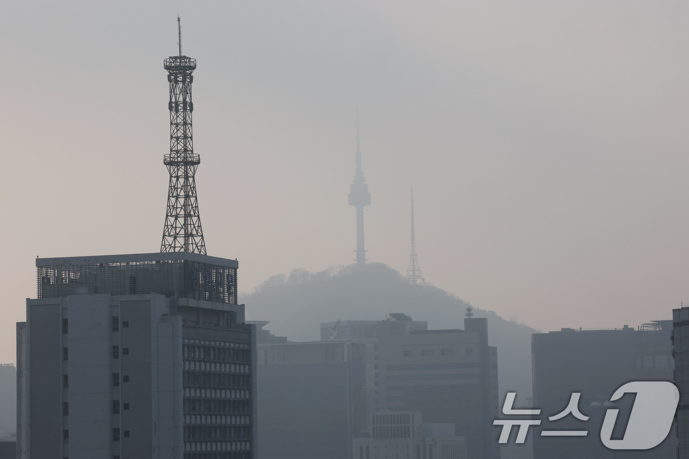 (서울=뉴스1) 박세연 기자 = 서울과 수도권의 미세먼지 농도가 ‘나쁨’을 보이고 있는 21일 서울 종로구 서울시교육청에서 바라본 남산 N서울타워가 뿌옇게 보이고 있다. 2025. …