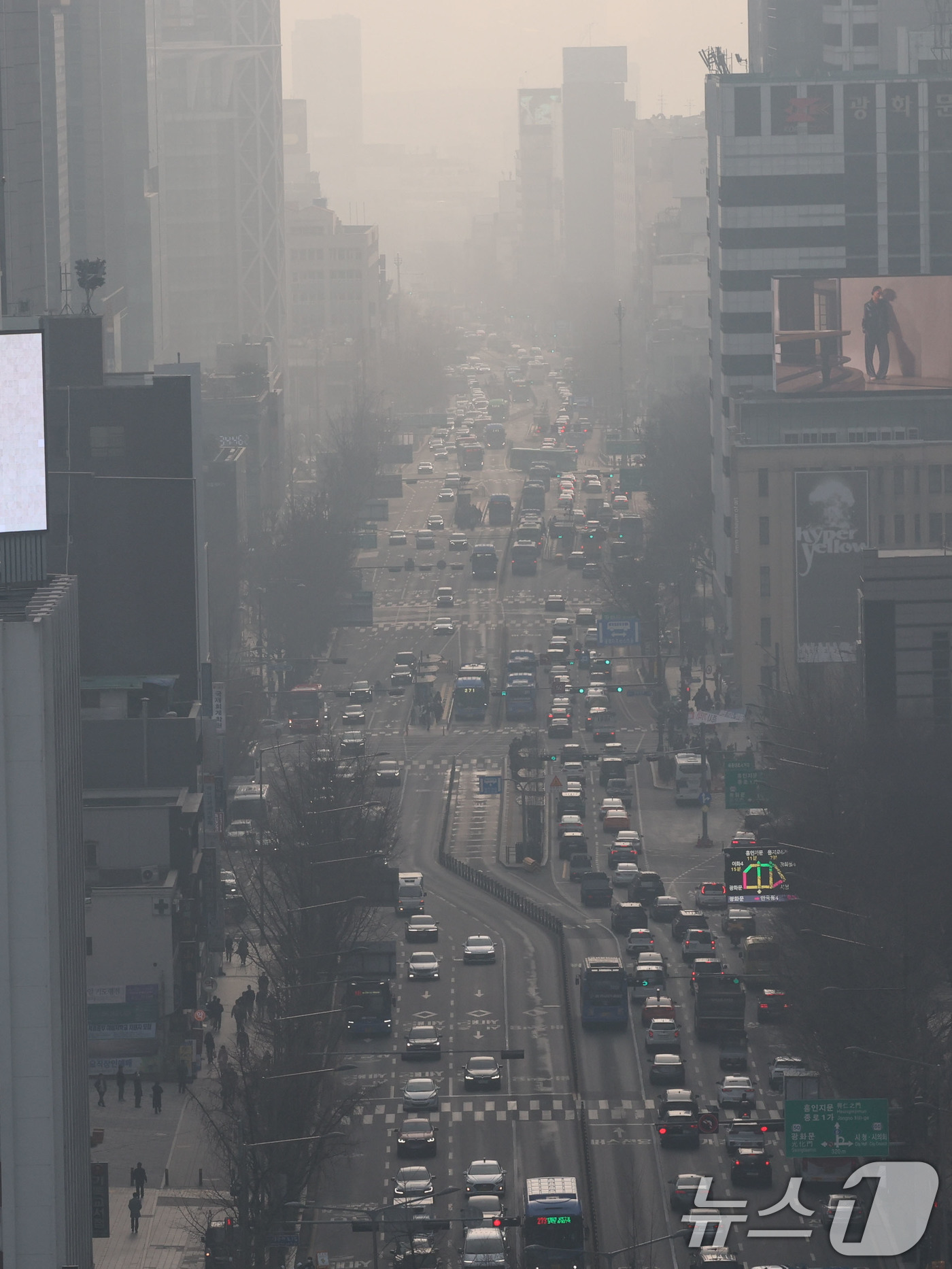 (서울=뉴스1) 박세연 기자 = 서울과 수도권의 미세먼지 농도가 ‘나쁨’을 보이고 있는 21일 서울 종로구 서울시교육청에서 바라본 종로 일대가 뿌옇게 보이고 있다. 2025.3.2 …