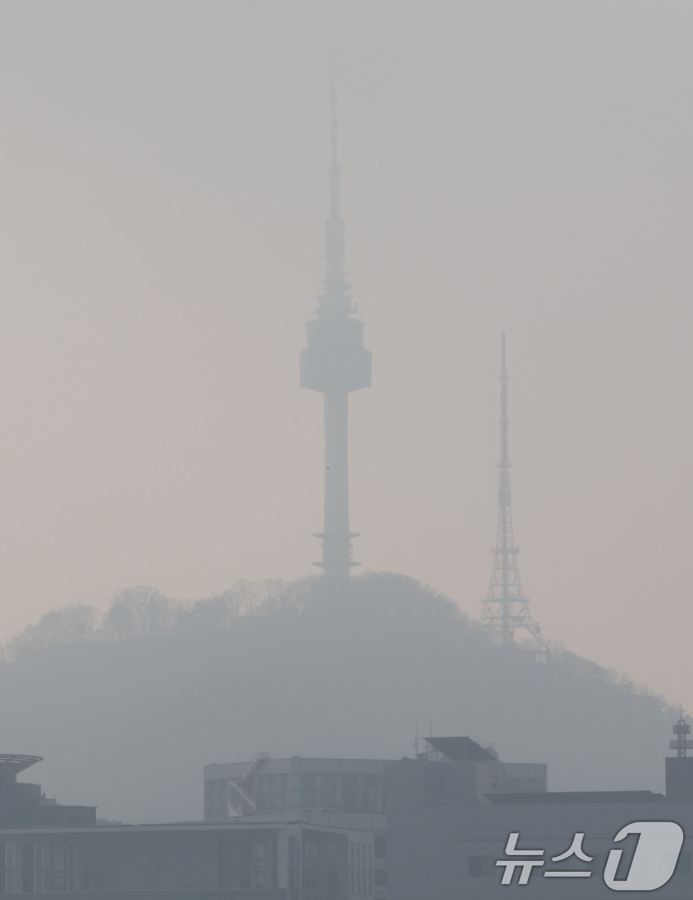 (서울=뉴스1) 박세연 기자 = 서울과 수도권의 미세먼지 농도가 ‘나쁨’을 보이고 있는 21일 서울 종로구 서울시교육청에서 바라본 남산 N서울타워가 뿌옇게 보이고 있다. 2025. …