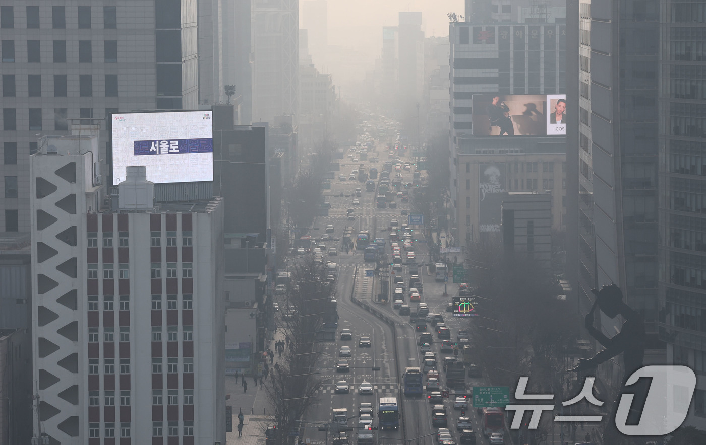 (서울=뉴스1) 박세연 기자 = 서울과 수도권의 미세먼지 농도가 ‘나쁨’을 보이고 있는 21일 서울 종로구 서울시교육청에서 바라본 종로 일대가 뿌옇게 보이고 있다. 2025.3.2 …