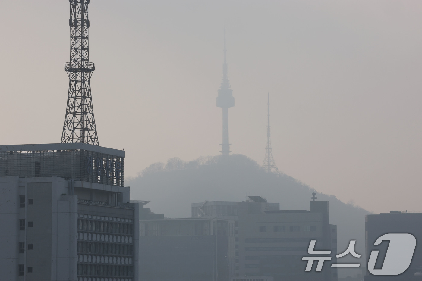 (서울=뉴스1) 박세연 기자 = 서울과 수도권의 미세먼지 농도가 ‘나쁨’을 보이고 있는 21일 서울 종로구 서울시교육청에서 바라본 남산 N서울타워가 뿌옇게 보이고 있다. 2025. …