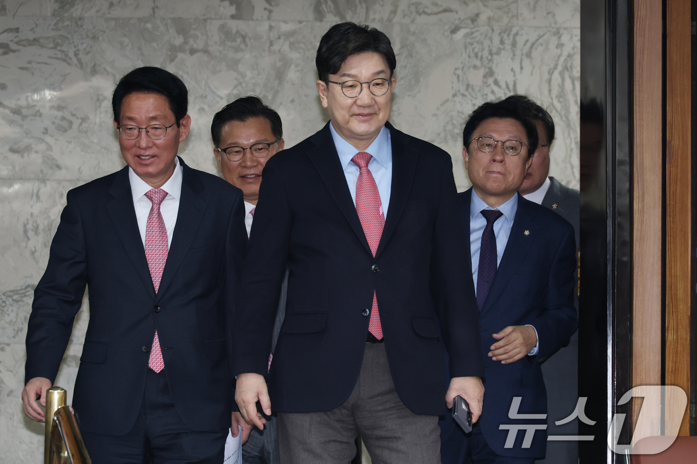 (서울=뉴스1) 이광호 기자 = 권성동 국민의힘 원내대표와 김상훈 정책위의장 등이 21일 오전 서울 여의도 국회에서 열린 원내대책회의에 참석하고 있다. 2025.3.21/뉴스1