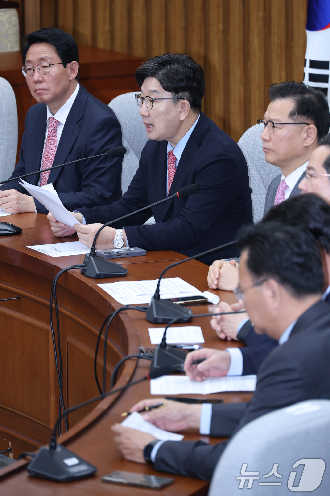 (서울=뉴스1) 이광호 기자 = 권성동 국민의힘 원내대표가 21일 오전 서울 여의도 국회에서 열린 원내대책회의에서 모두발언을 하고 있다. 2025.3.21/뉴스1