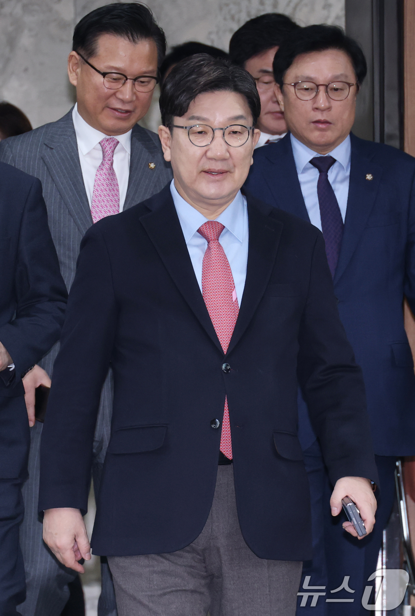 (서울=뉴스1) 이광호 기자 = 권성동 국민의힘 원내대표가 21일 오전 서울 여의도 국회에서 열린 원내대책회의에 참석하고 있다. 2025.3.21/뉴스1