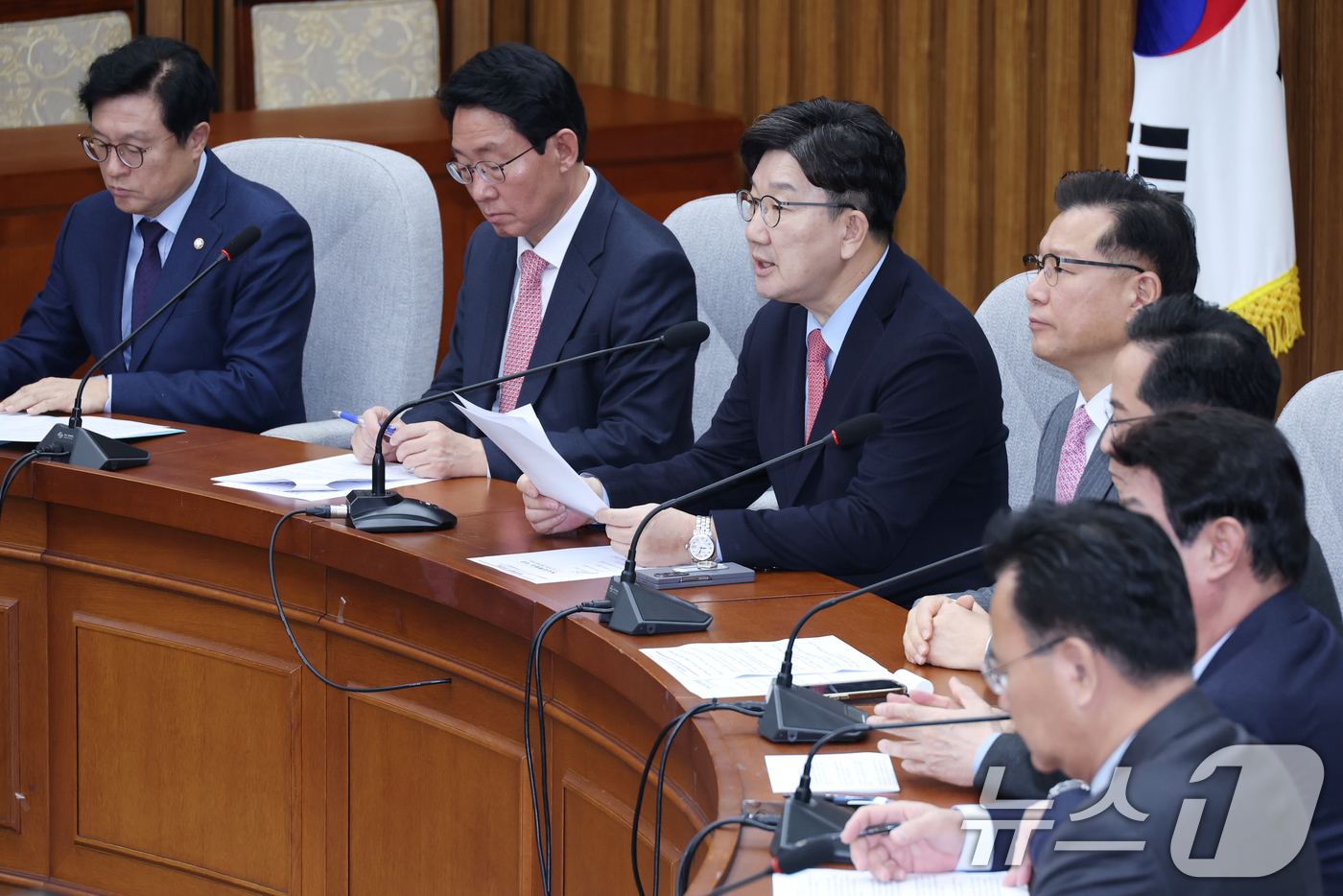 (서울=뉴스1) 이광호 기자 = 권성동 국민의힘 원내대표가 21일 오전 서울 여의도 국회에서 열린 원내대책회의에서 모두발언을 하고 있다. 2025.3.21/뉴스1