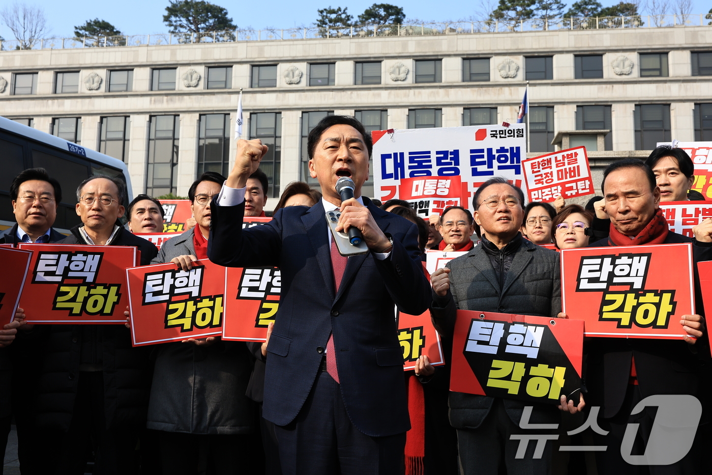 (서울=뉴스1) 박정호 기자 = 김기현 국민의힘 의원이 21일 오전 서울 종로구 재동 헌법재판소 앞에서 기자회견을 열고 윤석열 대통령의 탄핵 각하를 촉구하는 발언을 하고 있다. …