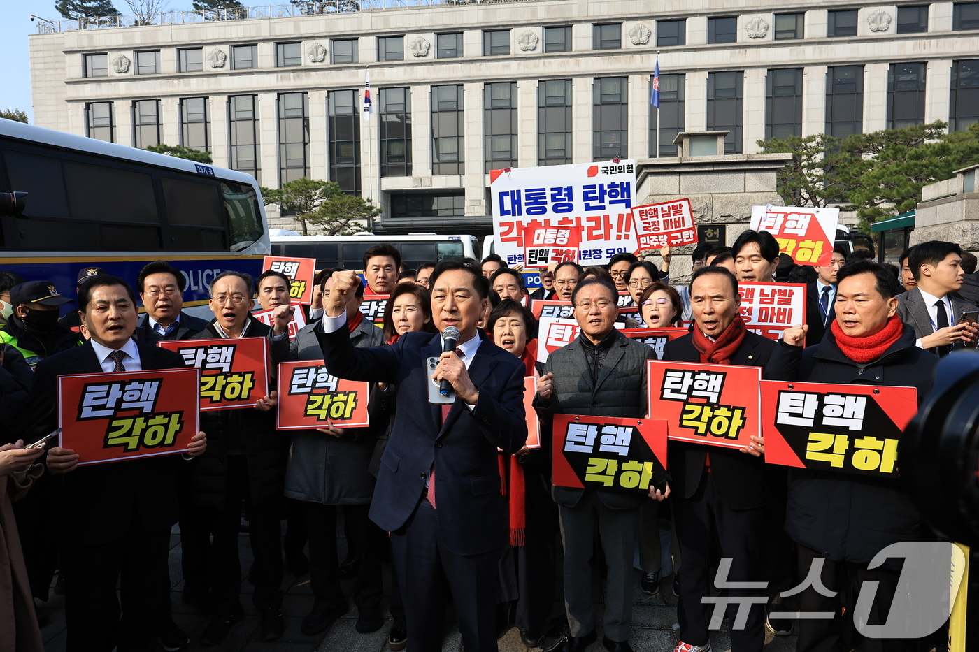 (서울=뉴스1) 박정호 기자 = 국민의힘 의원들이 21일 오전 서울 종로구 재동 헌법재판소 앞에서 윤석열 대통령의 탄핵 각하를 촉구하는 기자회견을 하고 있다. 2025.3.21/뉴 …