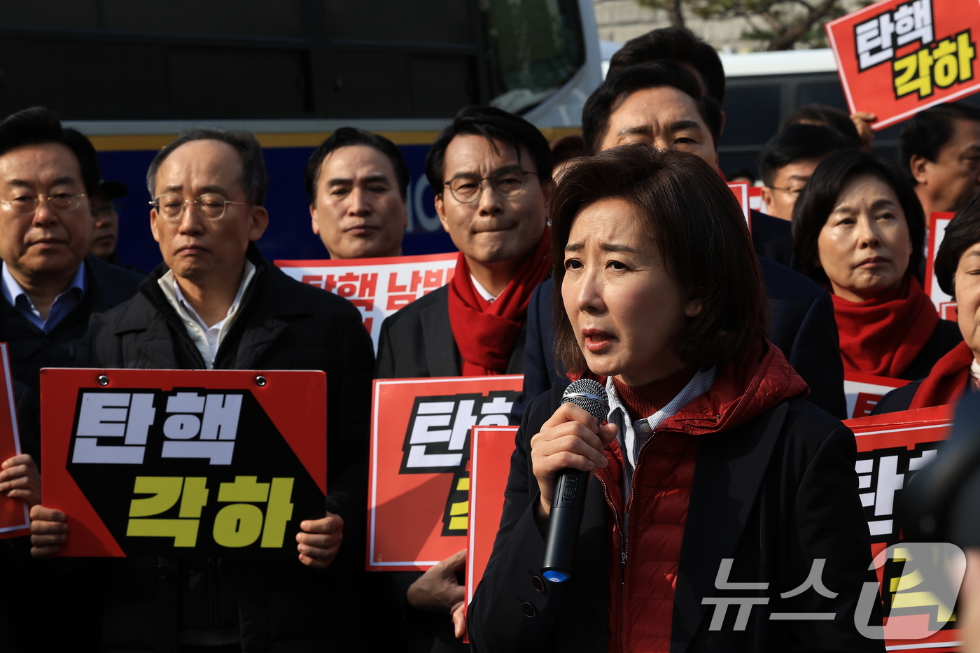 (서울=뉴스1) 박정호 기자 = 나경원 국민의힘 의원이 21일 오전 서울 종로구 재동 헌법재판소 앞에서 기자회견을 열고 윤석열 대통령의 탄핵 각하를 촉구하는 발언을 하고 있다. 2 …