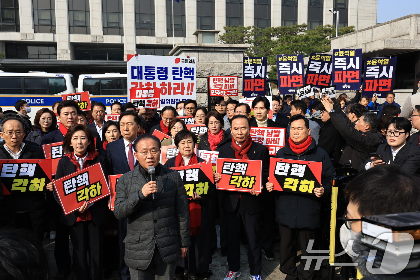 (서울=뉴스1) 박정호 기자 = 국민의힘과 더불어민주당 의원들이 21일 오전 서울 종로구 재동 헌법재판소 앞에서 헌재의 탄핵 각하, 즉시 파면 촉구 기자회견을 동시에 하고 있다. …