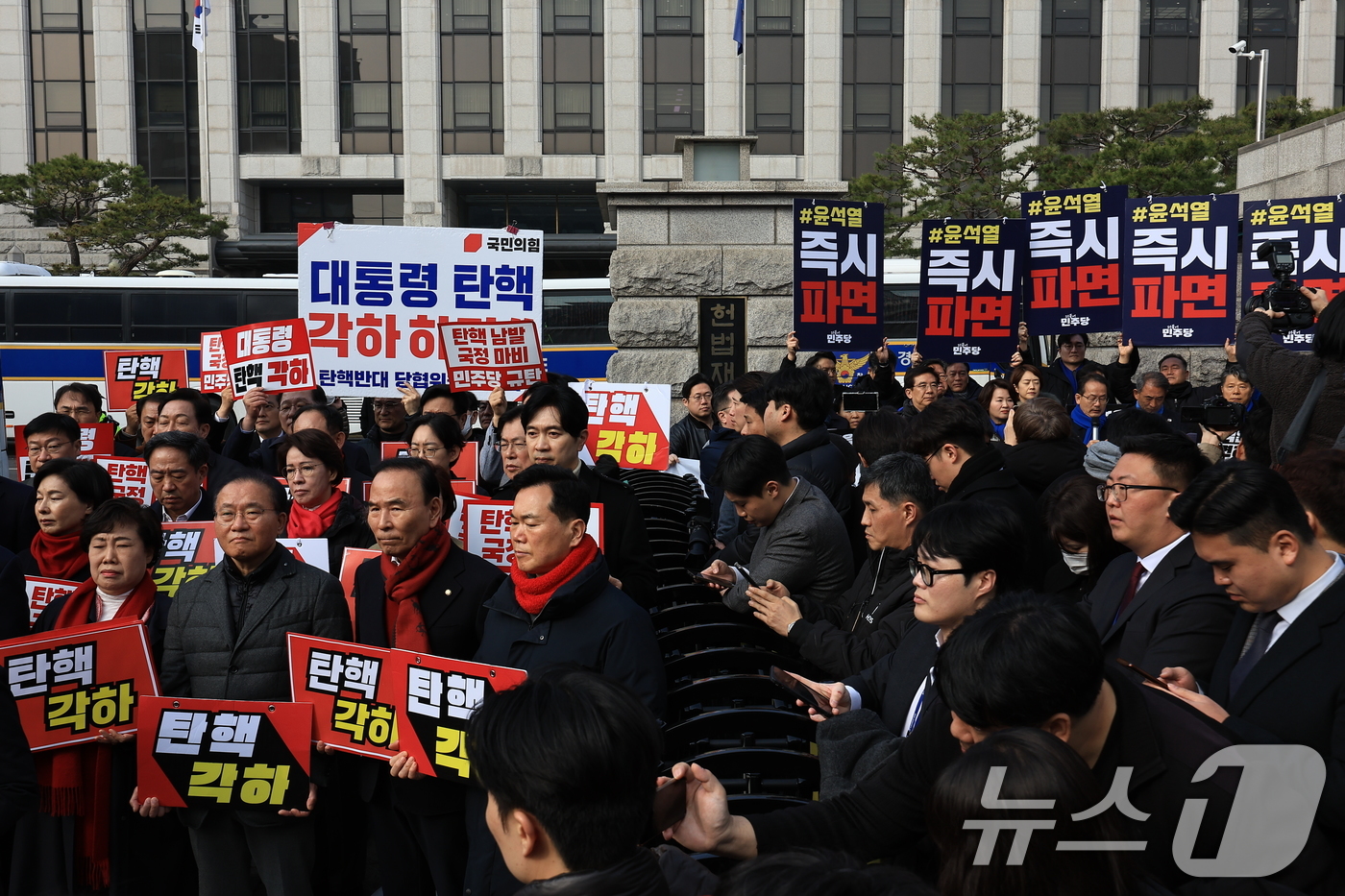 (서울=뉴스1) 박정호 기자 = 국민의힘과 더불어민주당 의원들이 21일 오전 서울 종로구 재동 헌법재판소 앞에서 헌재의 탄핵 각하, 즉시 파면 촉구 기자회견을 동시에 하고 있다. …
