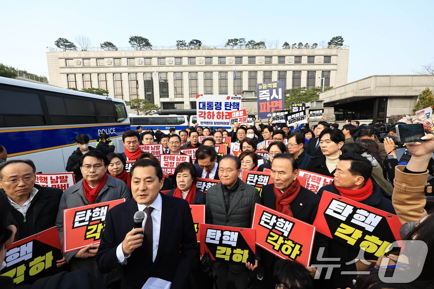 (서울=뉴스1) 박정호 기자 = 국민의힘과 더불어민주당 의원들이 21일 오전 서울 종로구 재동 헌법재판소 앞에서 헌재의 탄핵 각하, 즉시 파면 촉구 기자회견을 동시에 하고 있다. …