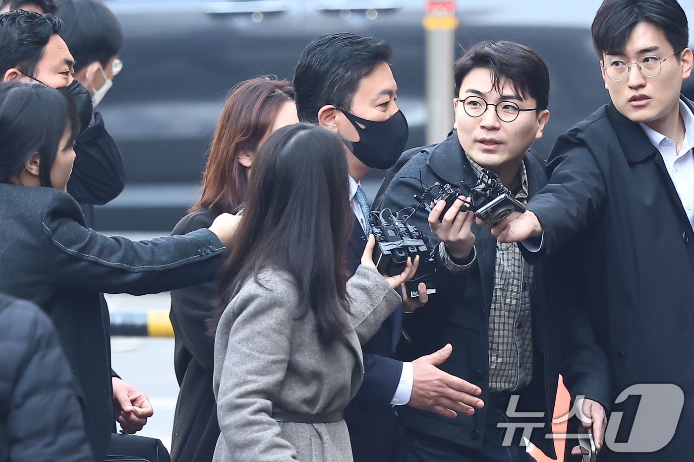 (서울=뉴스1) 김도우 기자 = 윤석열 대통령 체포를 방해한 혐의를 받는 김성훈 대통령경호처 차장이 21일 서울 마포구 서울지방법원에서 열리는 구속 전 피의자 심문에 출석하고 있다 …