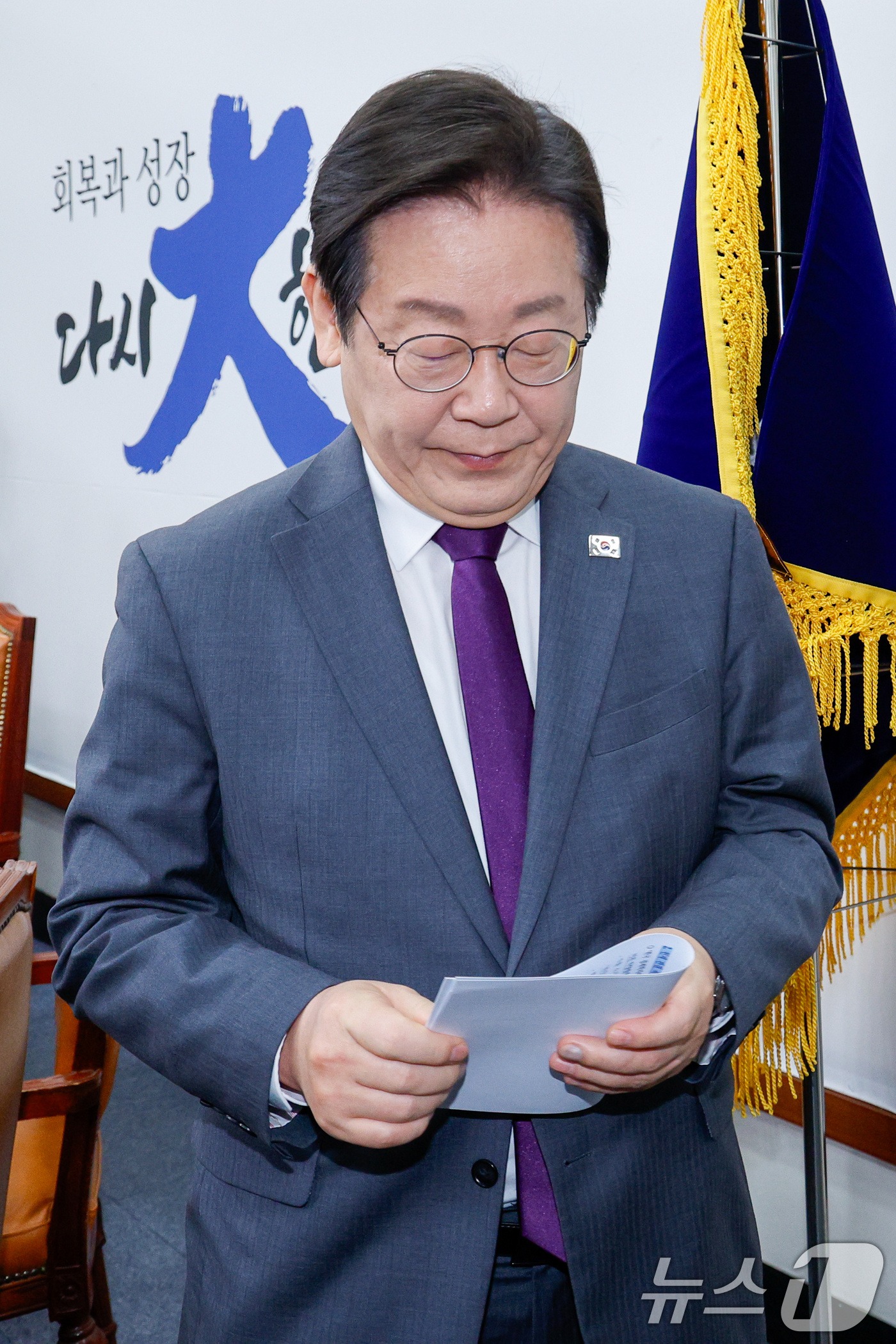 (서울=뉴스1) 안은나 기자 = 이재명 더불어민주당 대표가 21일 오전 서울 여의도 국회에서 최고위원회의를 마친 후 당대표실로 향하고 있다. 2025.3.21/뉴스1