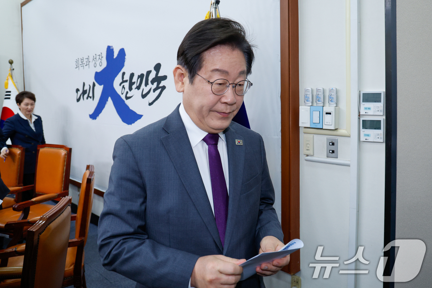 (서울=뉴스1) 안은나 기자 = 이재명 더불어민주당 대표가 21일 오전 서울 여의도 국회에서 최고위원회의를 마친 후 당대표실로 향하고 있다. 2025.3.21/뉴스1