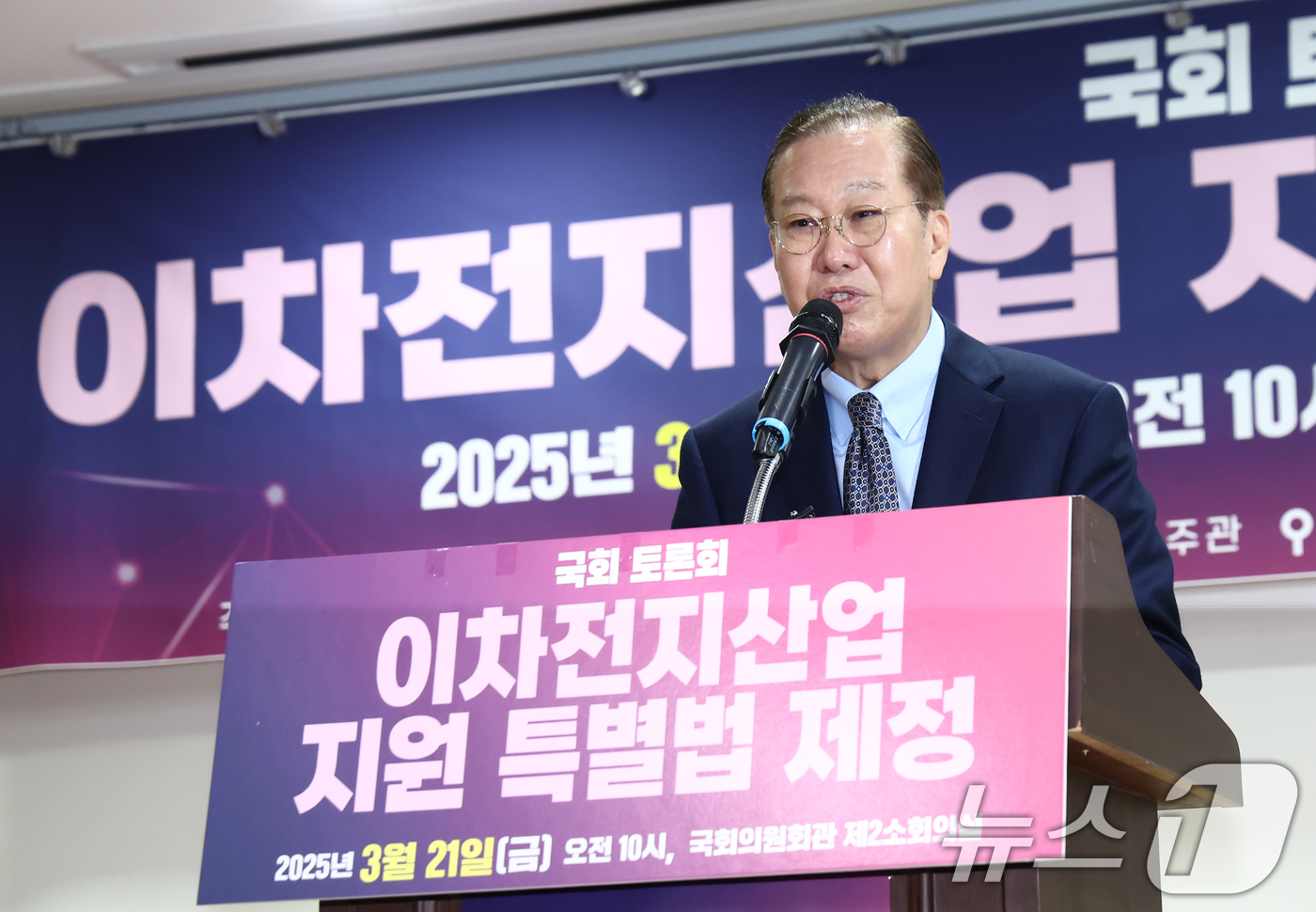 (서울=뉴스1) 김민지 기자 = 권영세 국민의힘 비상대책위원장이 21일 오전 서울 여의도 국회 의원회관에서 열린 '이차전지산업 지원 특별법 제정 국회 토론회'에서 축사를 하고 있다 …