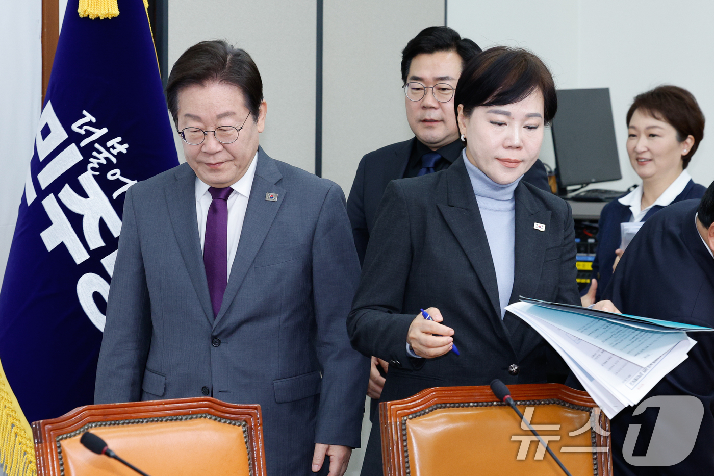 (서울=뉴스1) 안은나 기자 = 이재명 더불어민주당 대표(왼쪽부터), 박찬대 원내대표, 전현희, 이언주 최고위원이 21일 오전 서울 여의도 국회에서 열린 최고위원회의에 입장하고 있 …