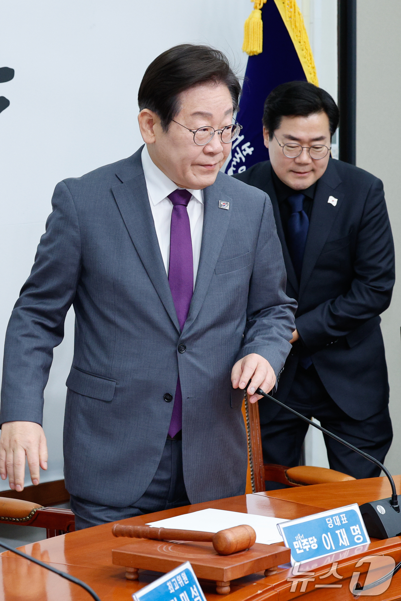 (서울=뉴스1) 안은나 기자 = 이재명 더불어민주당 대표, 박찬대 원내대표가 21일 오전 서울 여의도 국회에서 열린 최고위원회의에 입장하고 있다. 2025.3.21/뉴스1