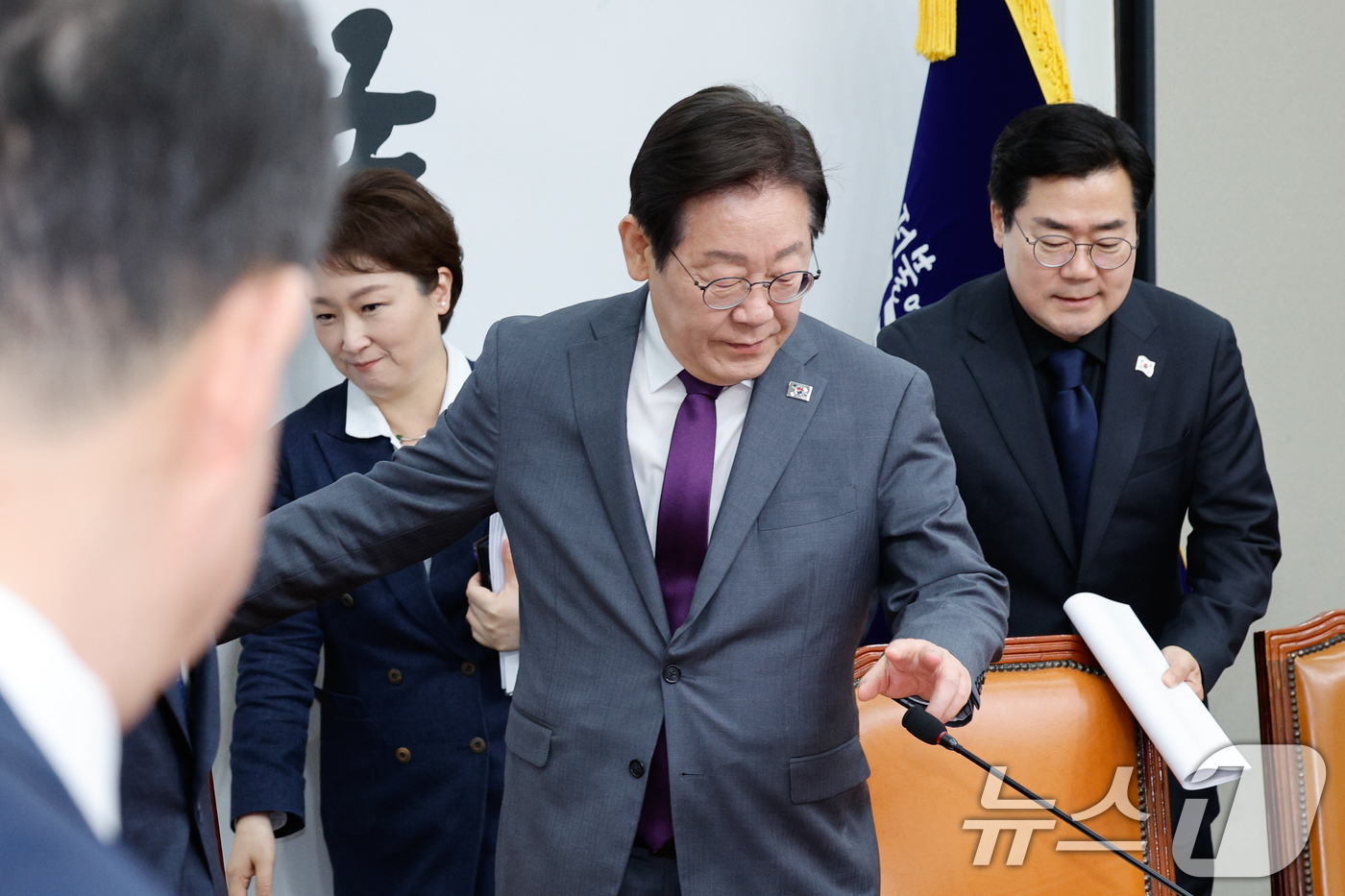 (서울=뉴스1) 안은나 기자 = 이재명 더불어민주당 대표, 박찬대 원내대표, 이언주 최고위원이 21일 오전 서울 여의도 국회에서 열린 최고위원회의에 입장하고 있다. 2025.3.2 …