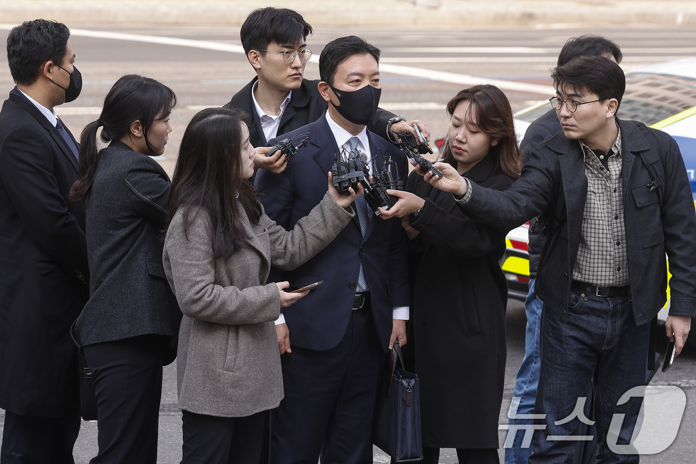 (서울=뉴스1) 김도우 기자 = 윤석열 대통령 체포를 방해한 혐의를 받는 김성훈 대통령경호처 차장이 21일 서울 마포구 서울지방법원에서 열리는 구속 전 피의자 심문에 출석하며 취재 …