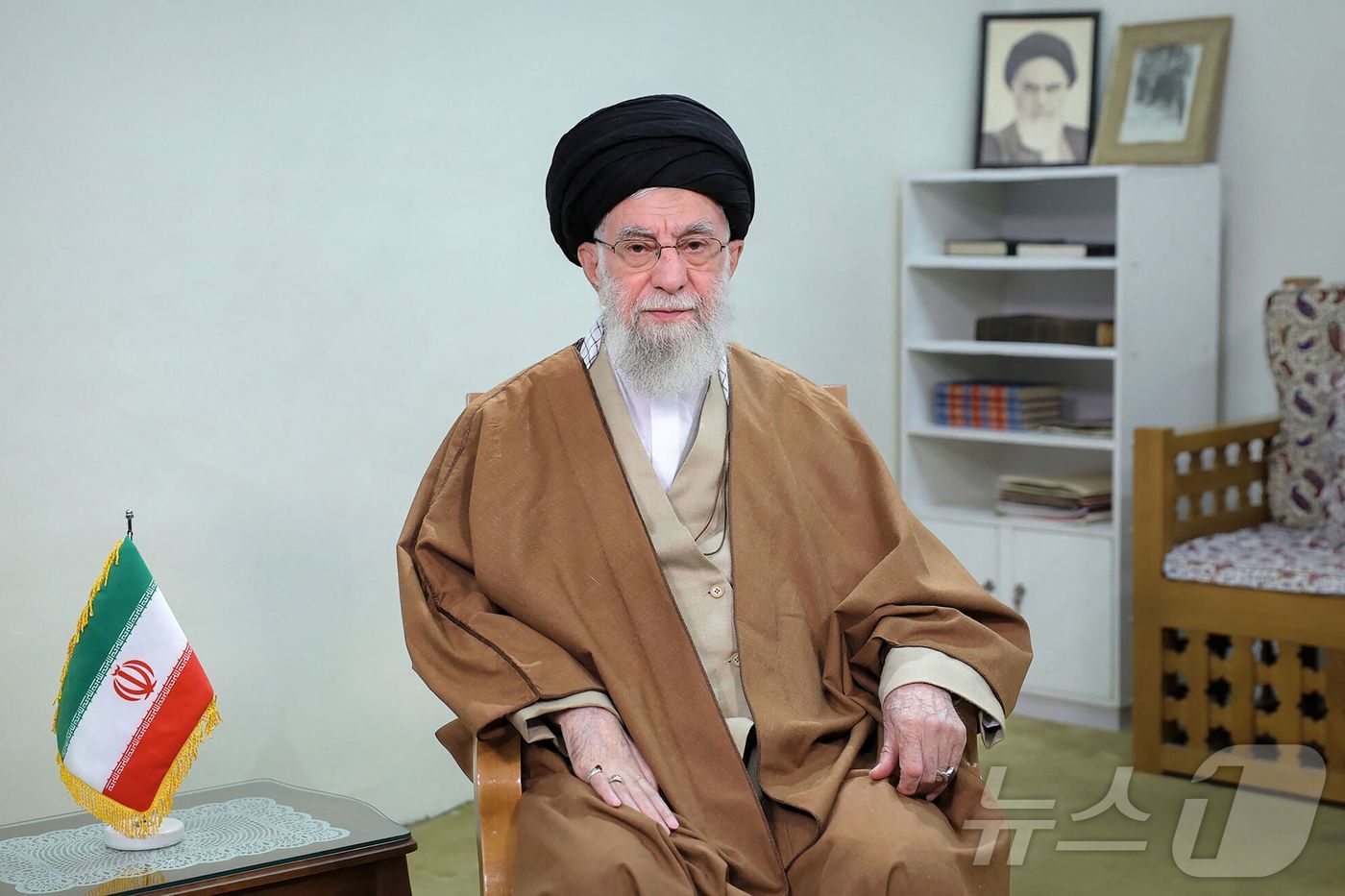 (테헤란 AFP=뉴스1) 우동명 기자 = 아야톨라 세예드 알리 하메네이 이란 최고 지도자가 20일(현지시간) 테헤란에서 페르시아 새해인 노루즈를 맞아 대국민 연설을 하고 있다. 2 …