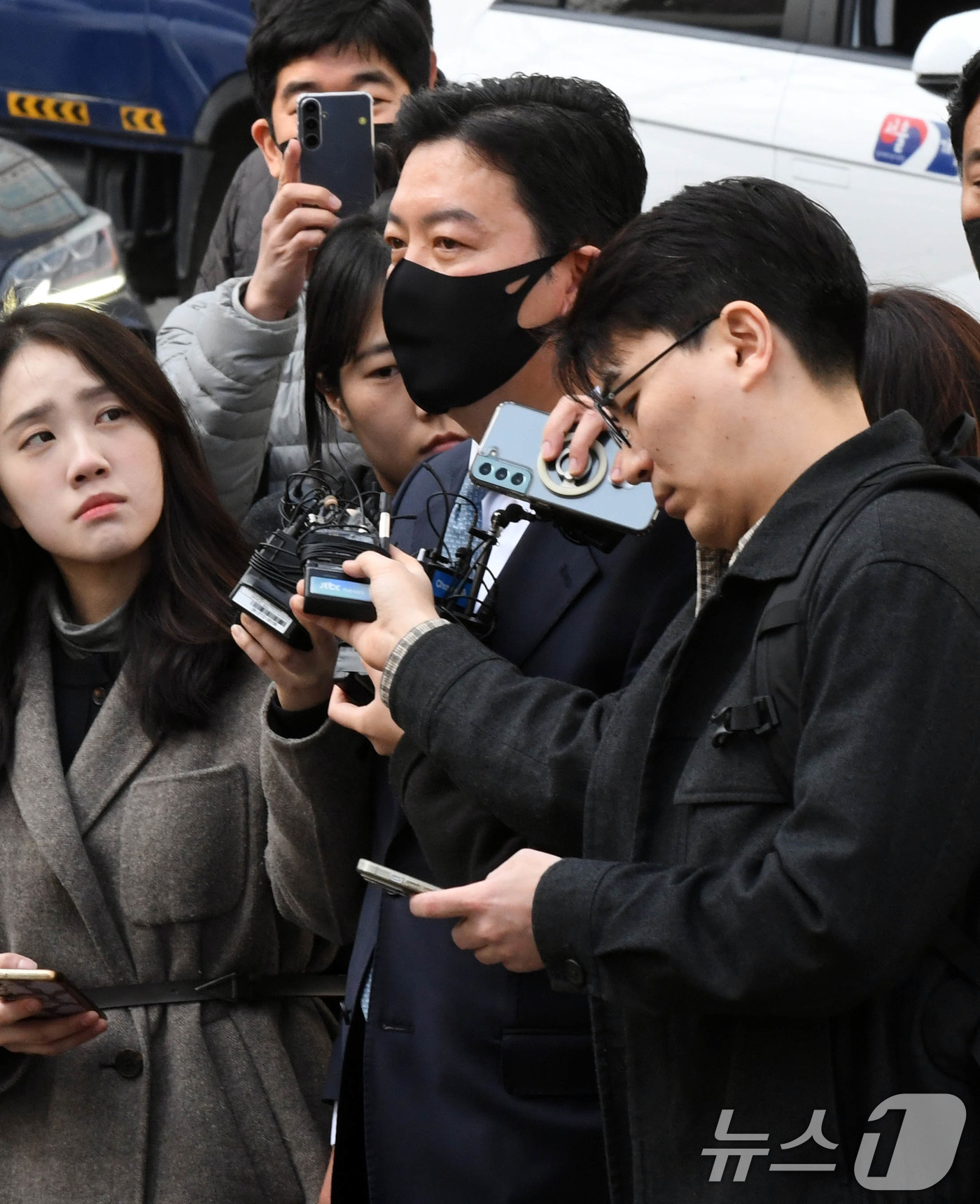 (서울=뉴스1) 김도우 기자 = 윤석열 대통령 체포를 방해한 혐의를 받는 김성훈 대통령경호처 차장이 21일 서울 마포구 서울지방법원에서 열리는 구속 전 피의자 심문에 출석하고 있다 …