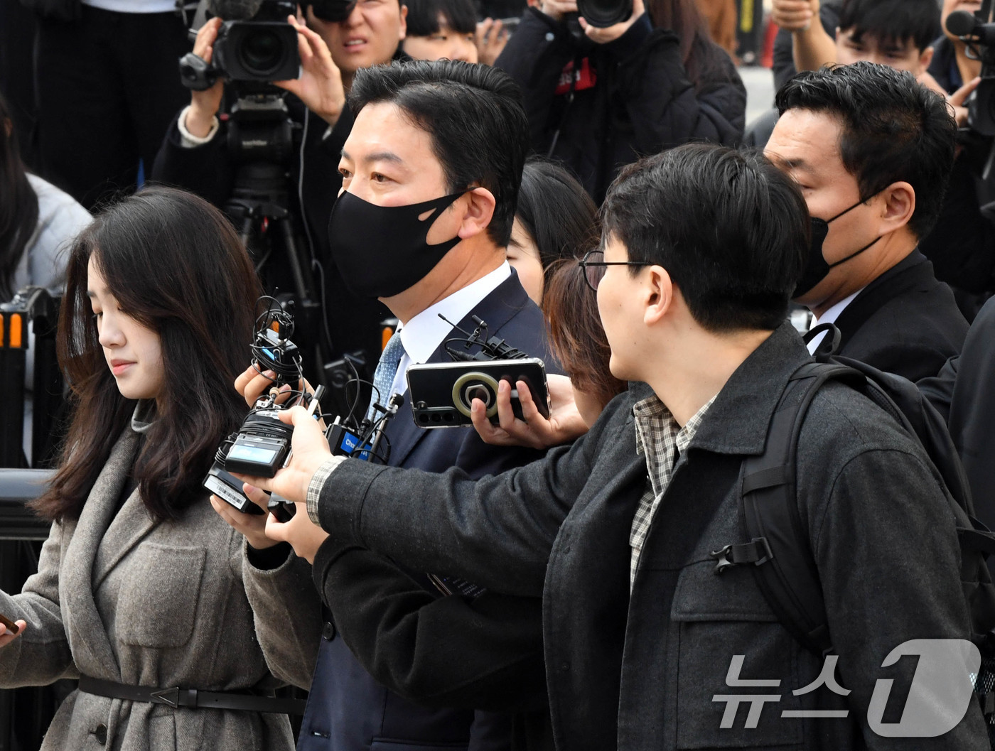 (서울=뉴스1) 김도우 기자 = 윤석열 대통령 체포를 방해한 혐의를 받는 김성훈 대통령경호처 차장이 21일 서울 마포구 서울지방법원에서 열리는 구속 전 피의자 심문에 출석하고 있다 …