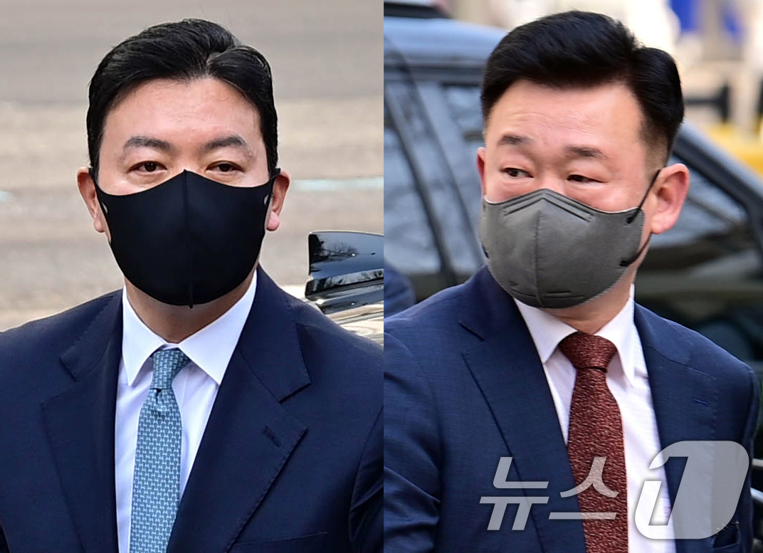 (서울=뉴스1) 김도우 기자 = 윤석열 대통령 체포를 방해한 혐의를 받는 김성훈 대통령경호처 차장(왼쪽)과 이광우 경호본부장이  21일 서울 마포구 서울지방법원에서 열린 구속 전 …