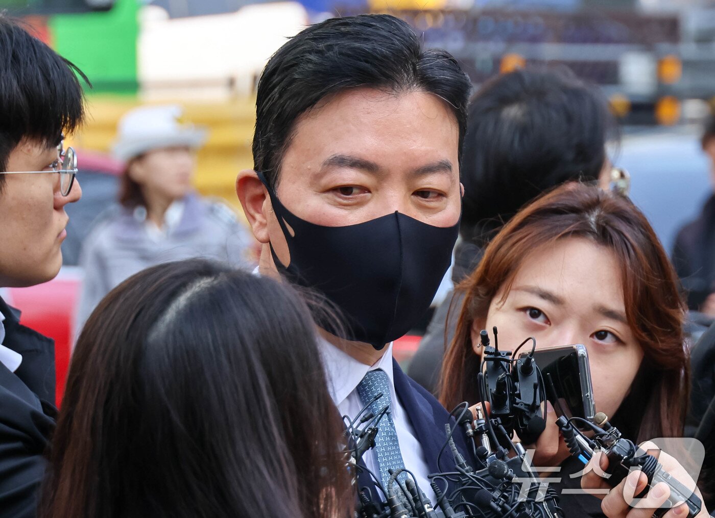 본문 이미지 - 윤석열 대통령 체포를 방해한 혐의를 받는 김성훈 대통령경호처 차장이 21일 서울 마포구 서울지방법원에서 열리는 구속 전 피의자 심문에 출석하고 있다. (공동취재) 2025.3.21/뉴스1 ⓒ News1 김도우 기자