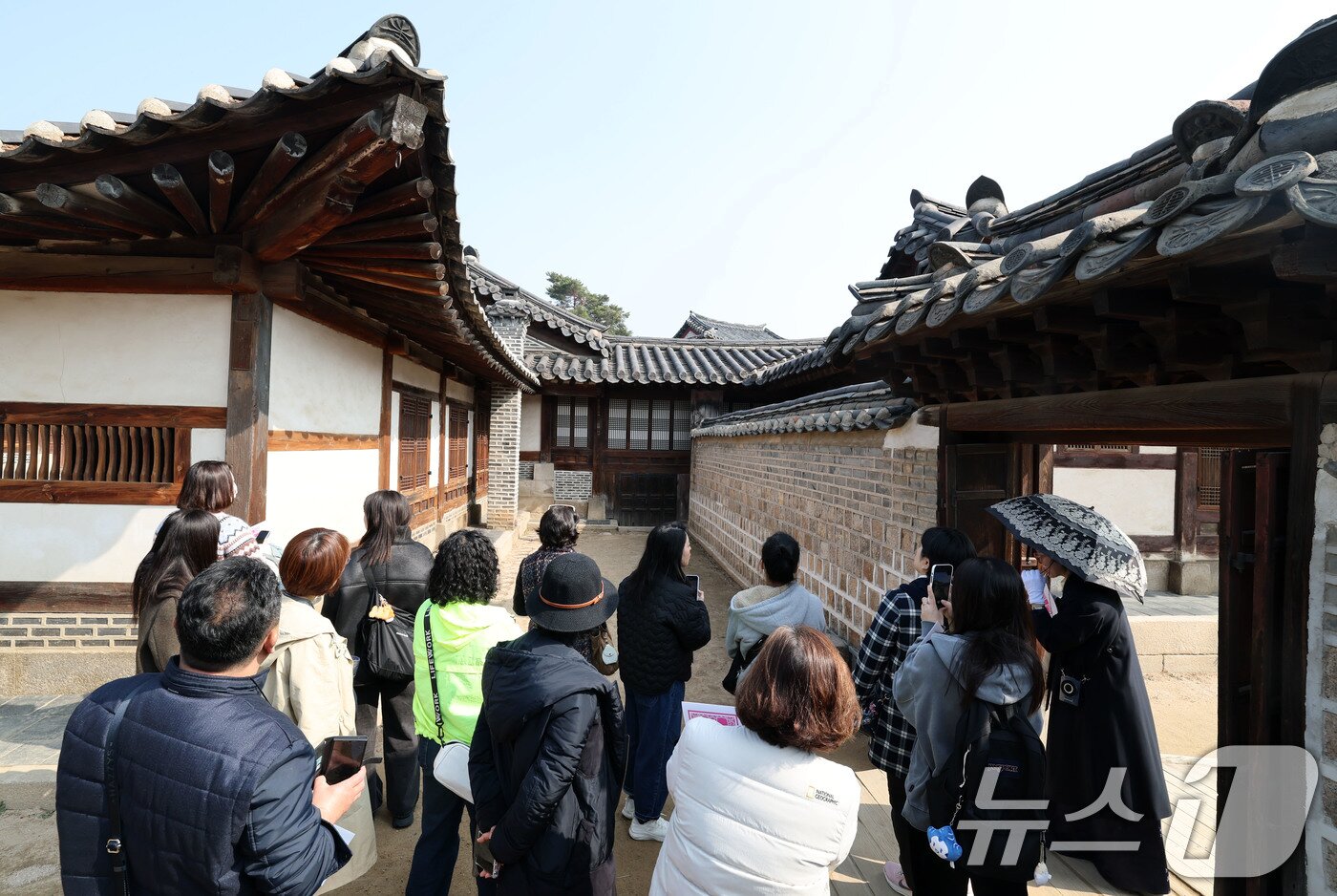 본문 이미지 - 창덕궁 낙선재를 둘러보는 시민들 모습./뉴스1 ⓒ News1 박세연 기자