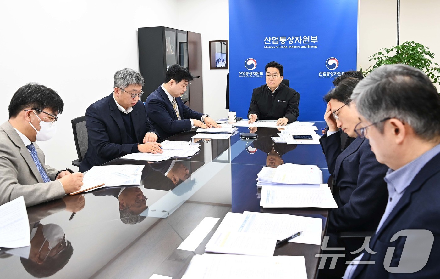 (서울=뉴스1) = 박성택 산업통상자원부 1차관이 21일 서울 종로구 정부서울청사에서 열린 '2025년 3월 수출동향 점검회의'를 주재하고 있다. (산업통상자원부 제공. 재판매 및 …