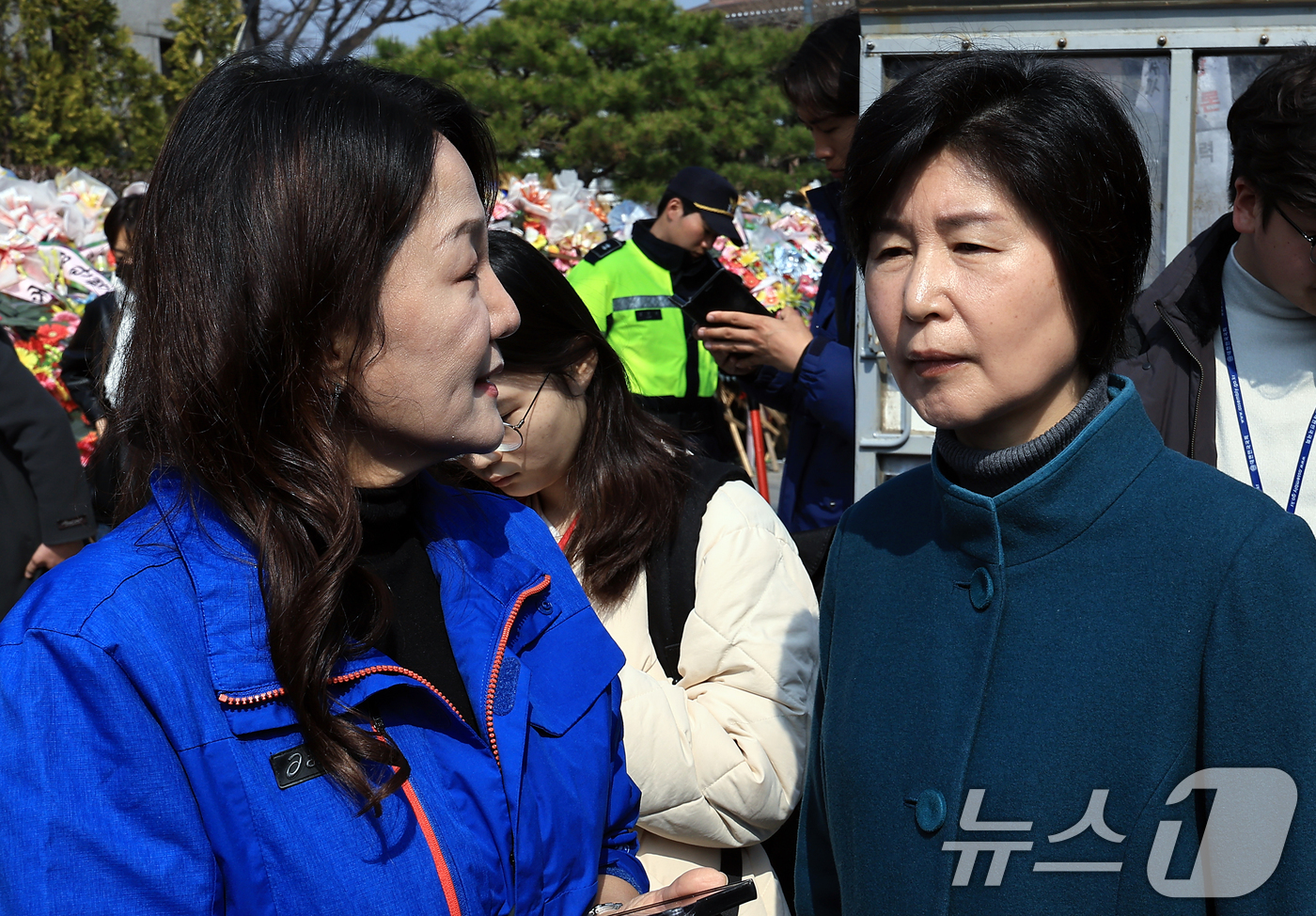 (서울=뉴스1) 박정호 기자 = 더불어민주당 백혜련 의원(오른쪽)과 이재정 의원이 21일 오전 서울 종로구 재동 헌법재판소 앞에서 대화를 나누고 있다. 2025.3.21/뉴스1