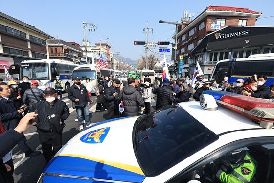 헌재 앞 시민·경찰관 폭행…3명 현행범 체포