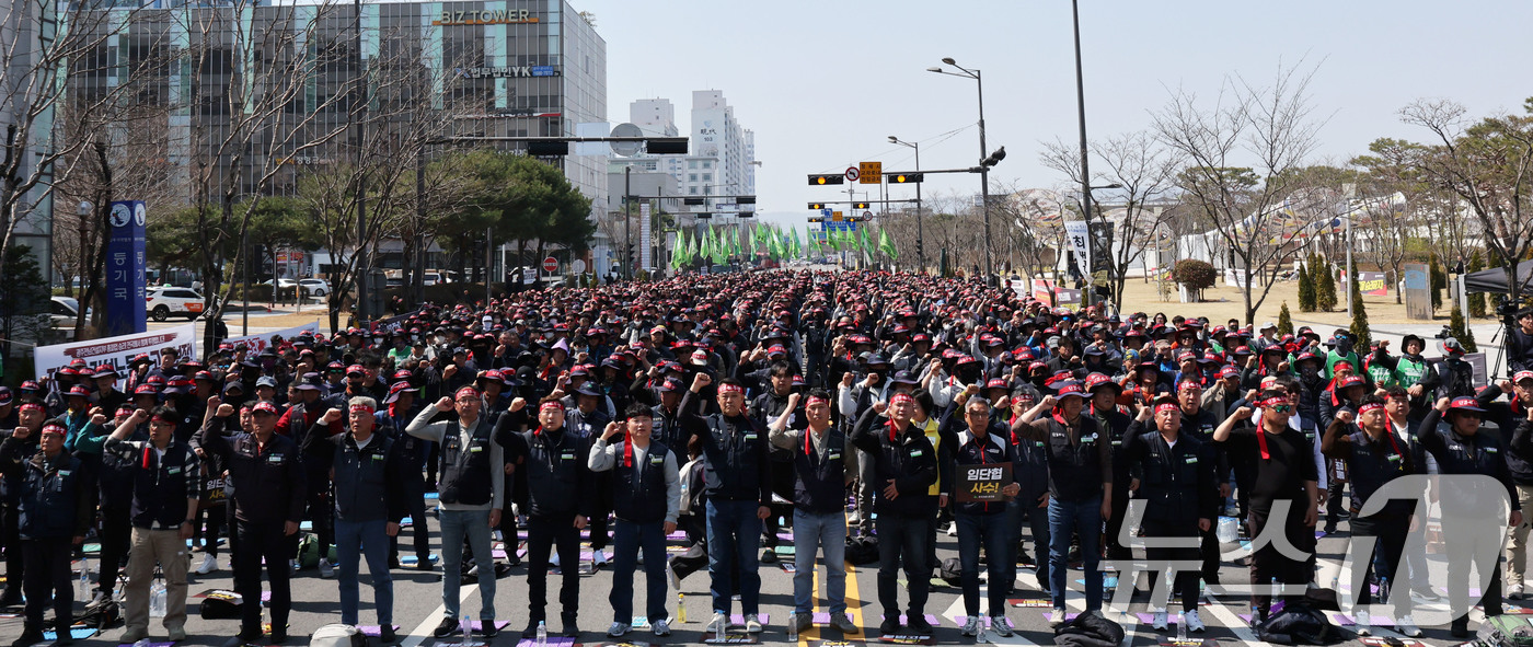 (광주=뉴스1) 박지현 기자 = 전국건설노동조합 광주전남건설지부가 21일 광주광역시청 앞 도로에서 총파업 출정식을 열고 구호를 외치고 있다. 2025.3.21/뉴스1