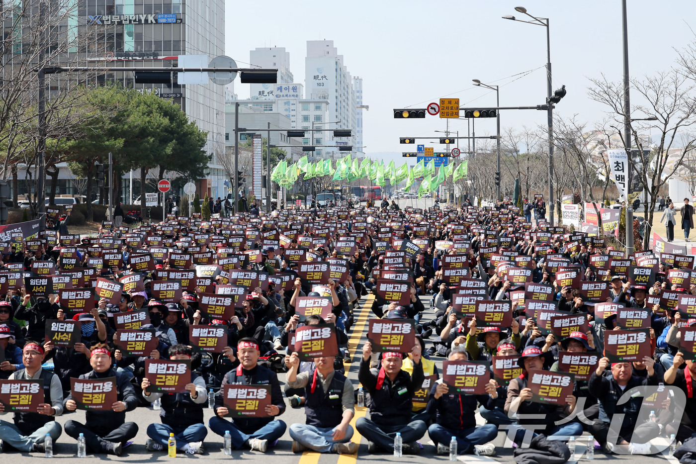 (광주=뉴스1) 박지현 기자 = 전국건설노동조합 광주전남건설지부가 21일 오후 광주광역시청 앞 도로에서 총파업 출정식을 열고 구호를 외치고 있다. .2025.3.21/뉴스1