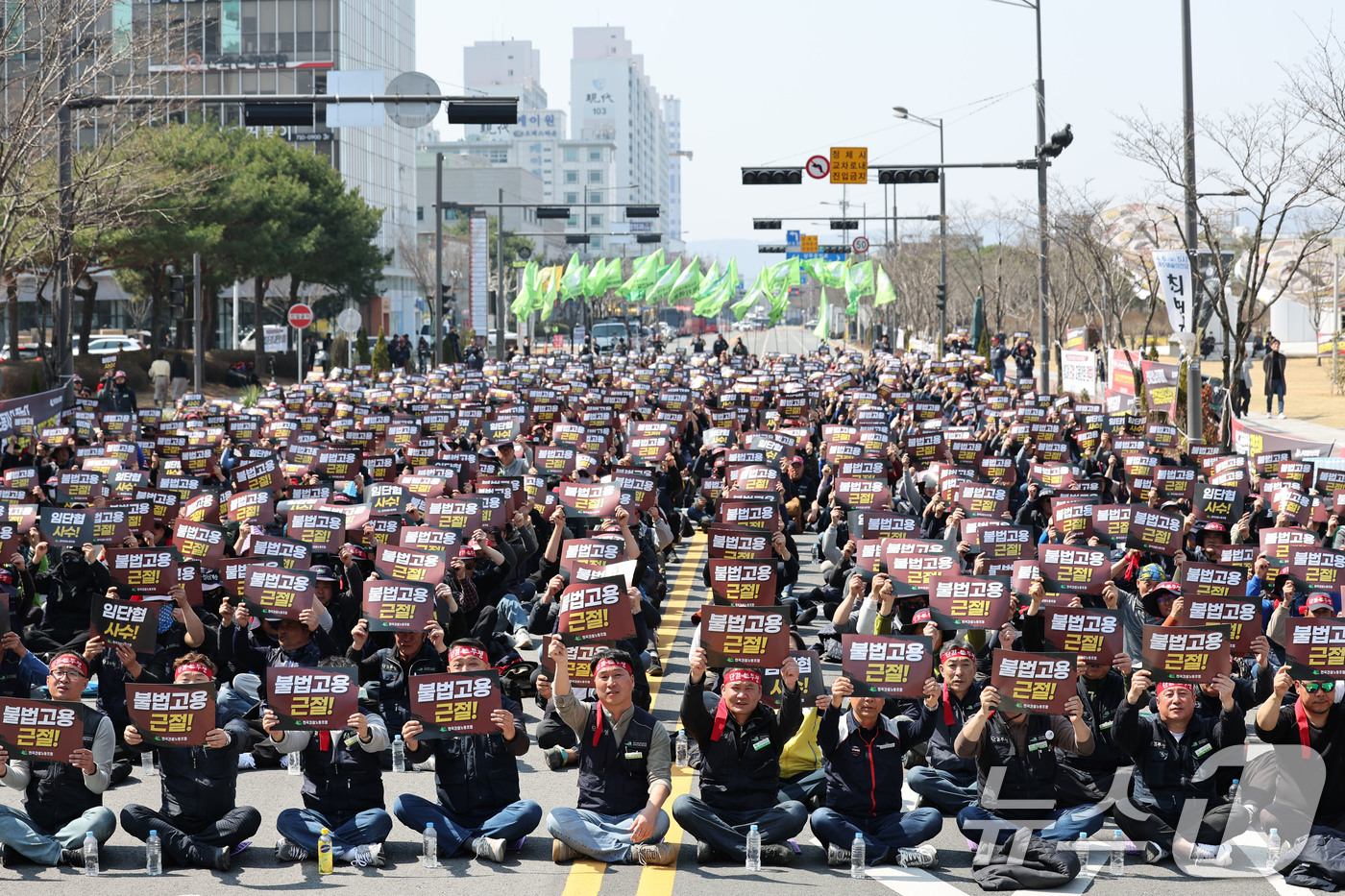 (광주=뉴스1) 박지현 기자 = 전국건설노동조합 광주전남건설지부 등 3000여 명이 21일 오후 광주광역시청 앞 도로에서 총파업 출정식을 열고 구호를 외치고 있다. 2025.3.2 …