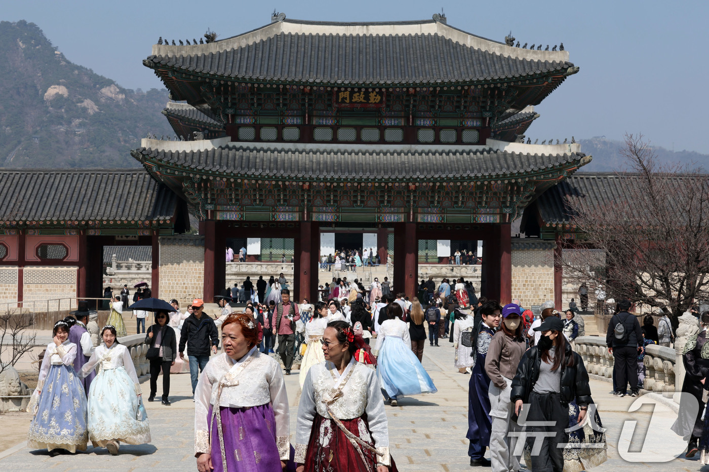 (서울=뉴스1) 박세연 기자 = 21일 서울 종로구 경복궁이 중국을 비롯한 외국인 관광객들로 붐비고 있다.정부가 오는 3분기부터 중국 단체관광객(유커)의 무비자 입국을 한시적으로 …