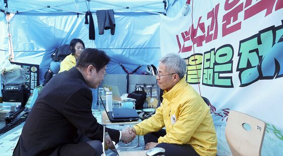 권영국 정의당 대표와 악수 나누는 이재명 대표