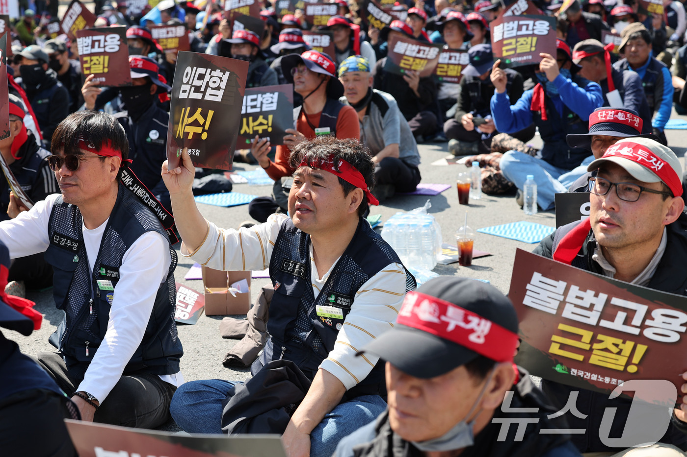 (광주=뉴스1) 박지현 기자 = 전국건설노동조합 광주전남건설지부 등 3000여 명이 21일 오후 광주광역시청 앞 도로에서 총파업 출정식을 열고 구호를 외치고 있다. 2025.3.2 …