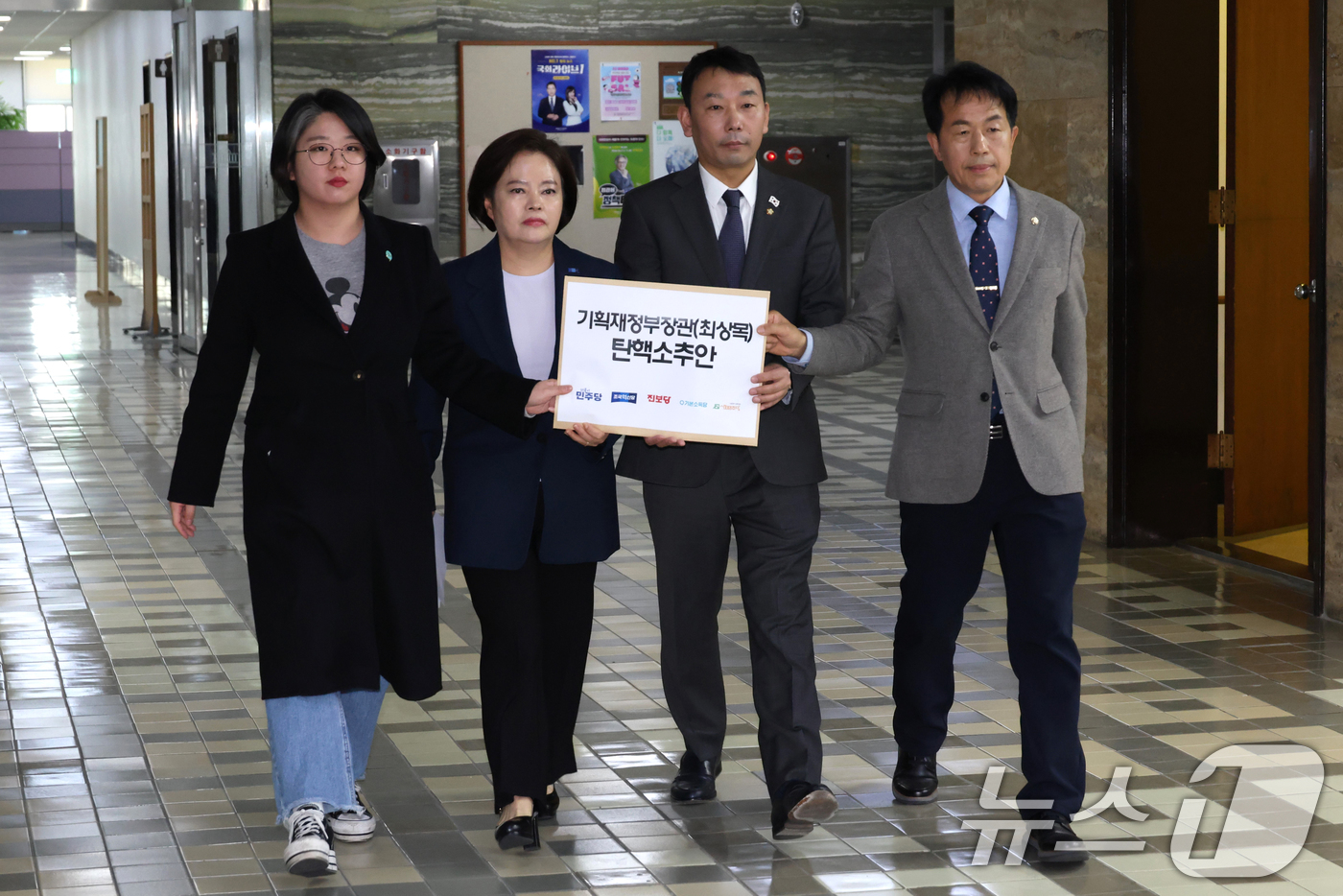 (서울=뉴스1) 이광호 기자 = 용혜인 기본소득당 대표(왼쪽부터), 정춘생 조국혁신당 원내수석부대표, 김용민 더불어민주당 원내정책수석부대표, 윤종오 진보당 원내대표가 21일 오후 …