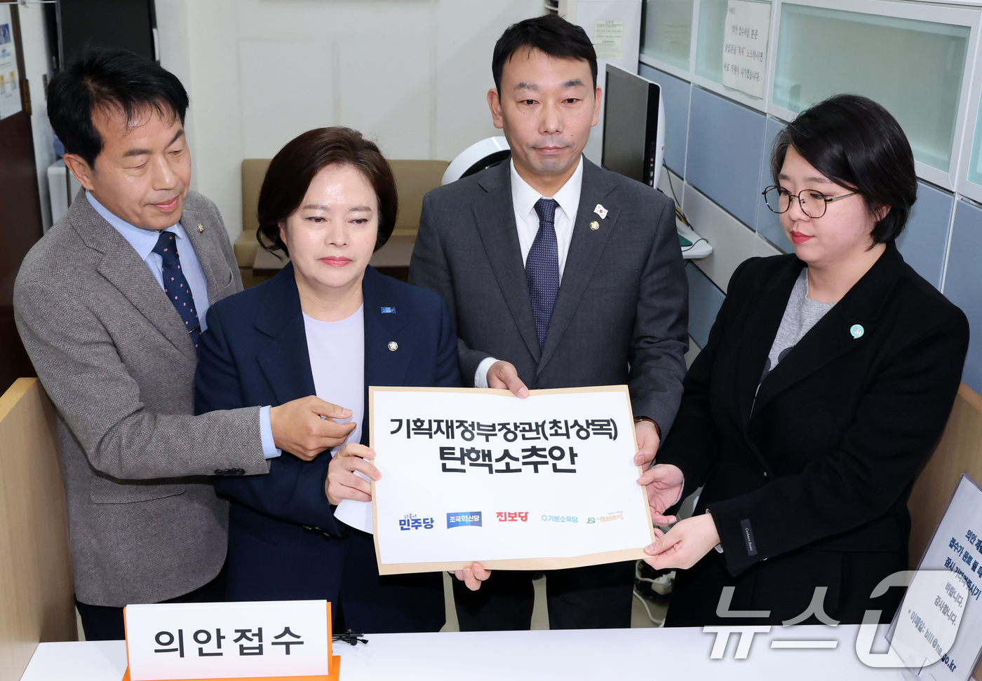 (서울=뉴스1) 이광호 기자 = 윤종오 진보당 원내대표(왼쪽부터), 정춘생 조국혁신당 원내수석부대표, 김용민 더불어민주당 원내정책수석부대표, 용혜인 기본소득당 대표가 21일 오후 …