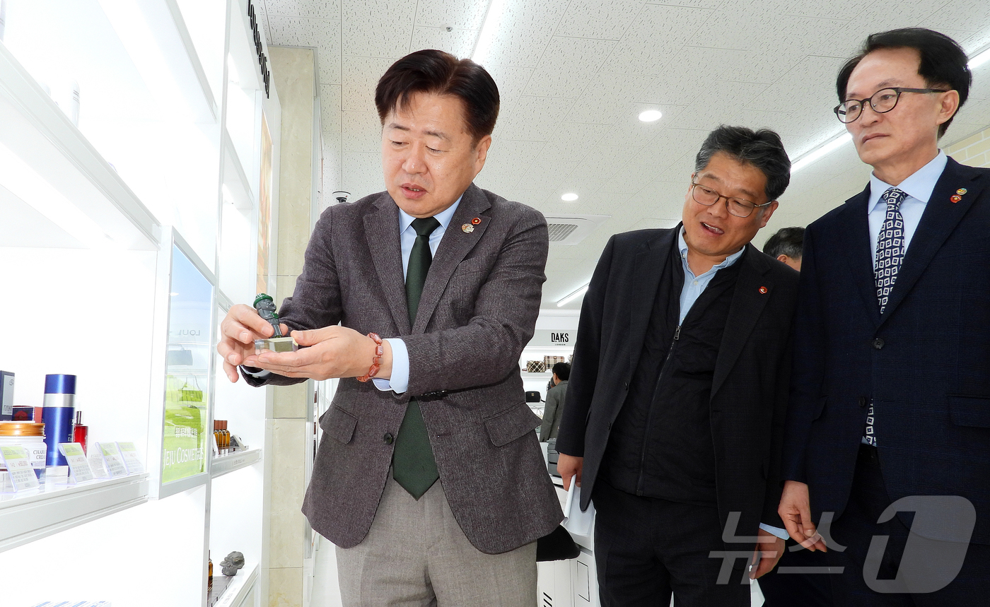 (서귀포=뉴스1) 오미란 기자 = 오영훈 제주특별자치도지사가 21일 오후 제주 서귀포시 성산포항 여객터미널에서 열린 '제주관광공사 성산면세점 개점식' 참석 후 성산면세점 내부를 둘 …