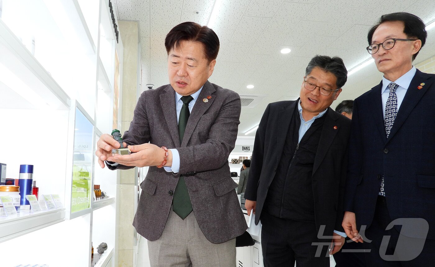 본문 이미지 - 오영훈 제주특별자치도지사가 21일 오후 제주 서귀포시 성산포항 여객터미널에서 열린 '제주관광공사 성산면세점 개점식' 참석 후 성산면세점 내부를 둘러보고 있다. 2025.3.21/뉴스1 ⓒ News1 오미란 기자